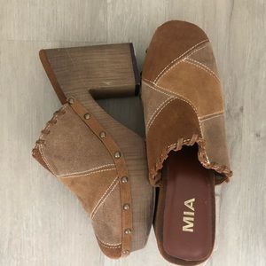 MIA clogs